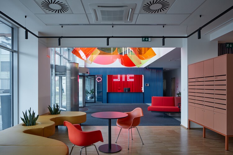 16-multi-colored-office-spaces-that-use-chromaticism-to-organise-and-inspire-their-workforce_7.jpg